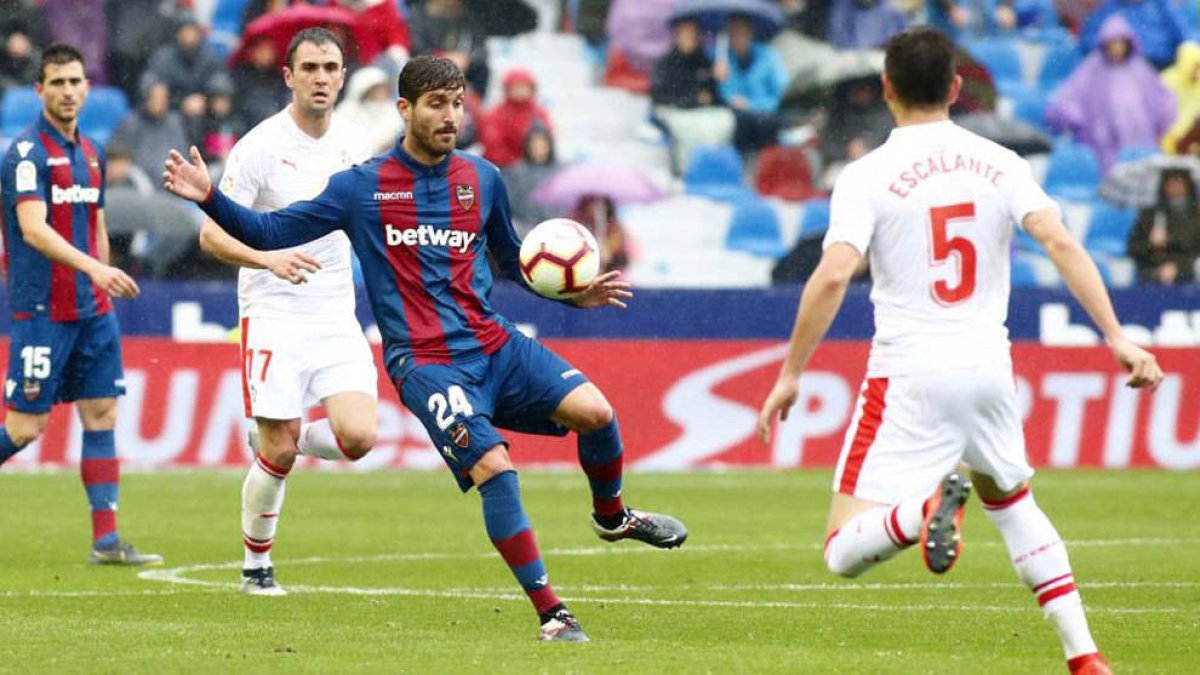 Campaña rodeado de jugadores visitantes