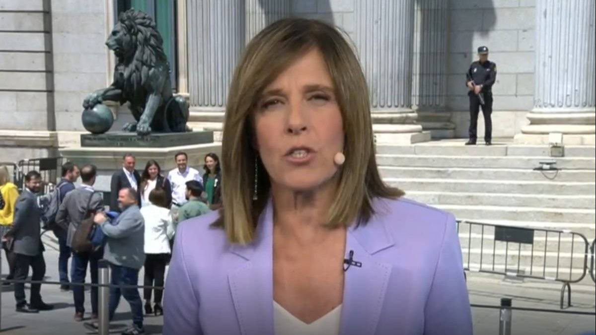 Ana Blanco durante la retransmisión de la constitución de las Cortes.