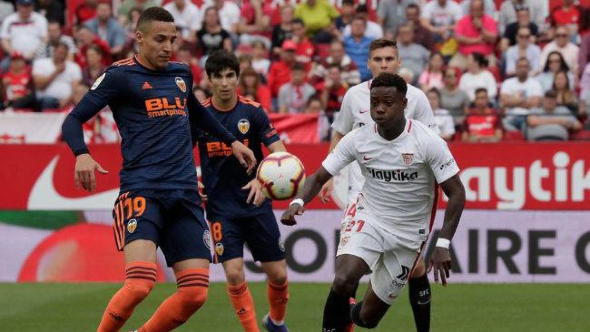 Rodrigo y Promes se disputan el esférico