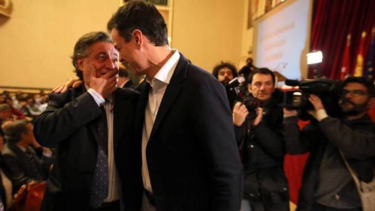 Pedro Sánchez, en un gesto cariñoso con Pepu Hernández.