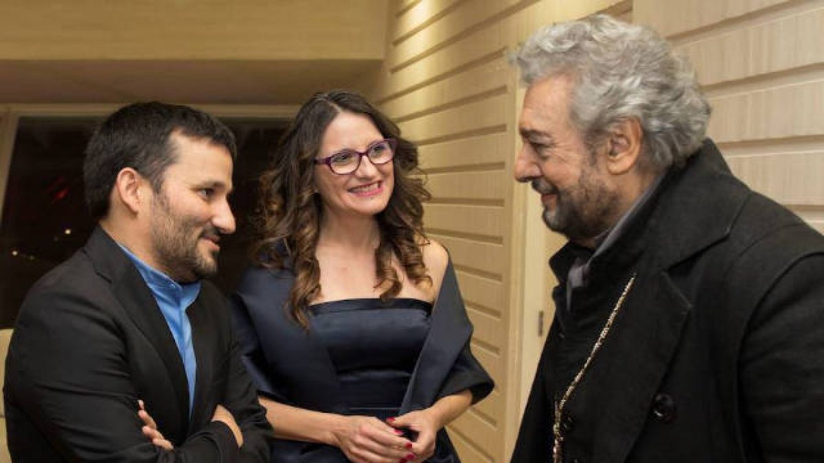 Los consellers Marzà y Oltra con Plácido Domingo.