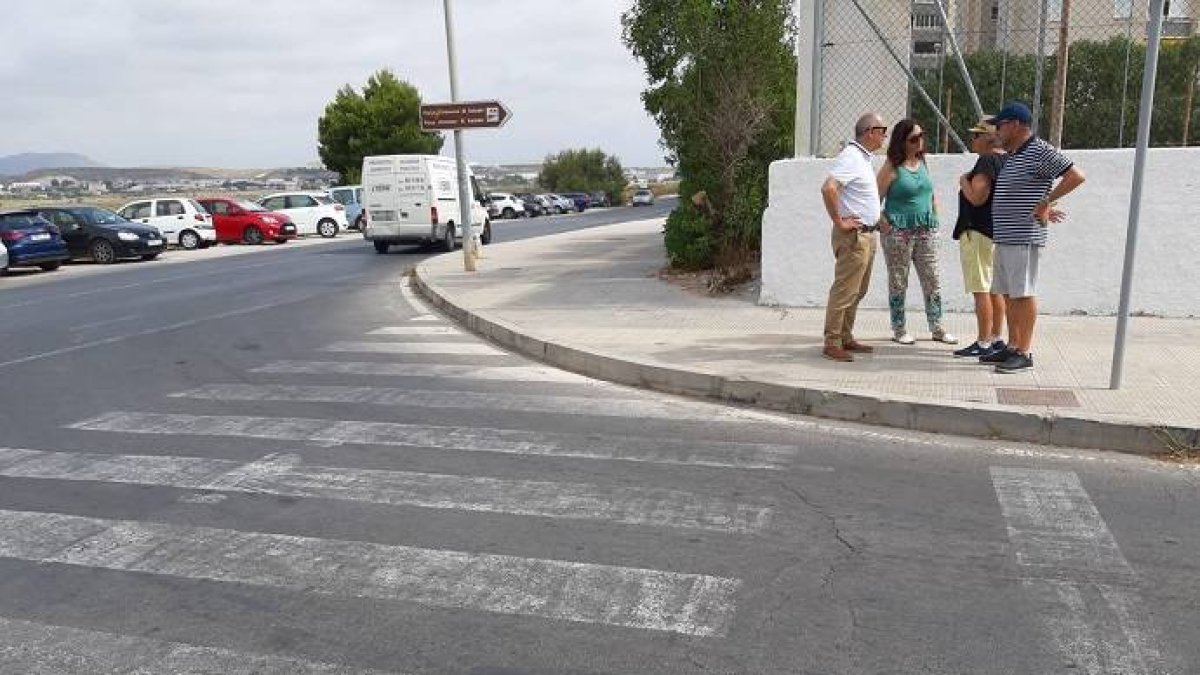 Urbanova, una zona turística de Alicante, mantiene aceras inaccesibles