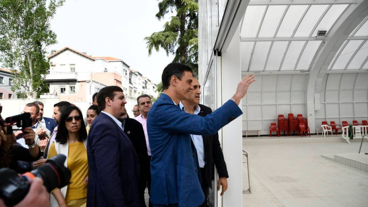 Pedro Sánchez, durante su paseo por Usera