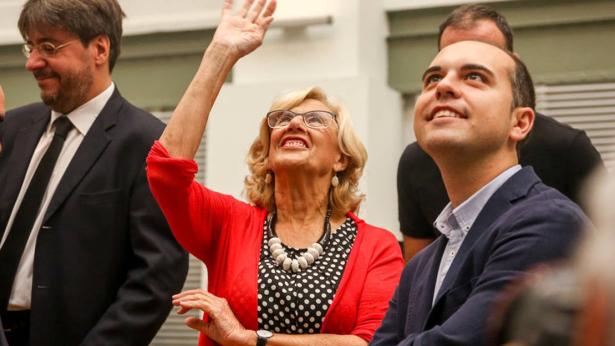 Carmena, despidiéndose del público congregado en el pleno de investidura del pasado sábado en Cibeles