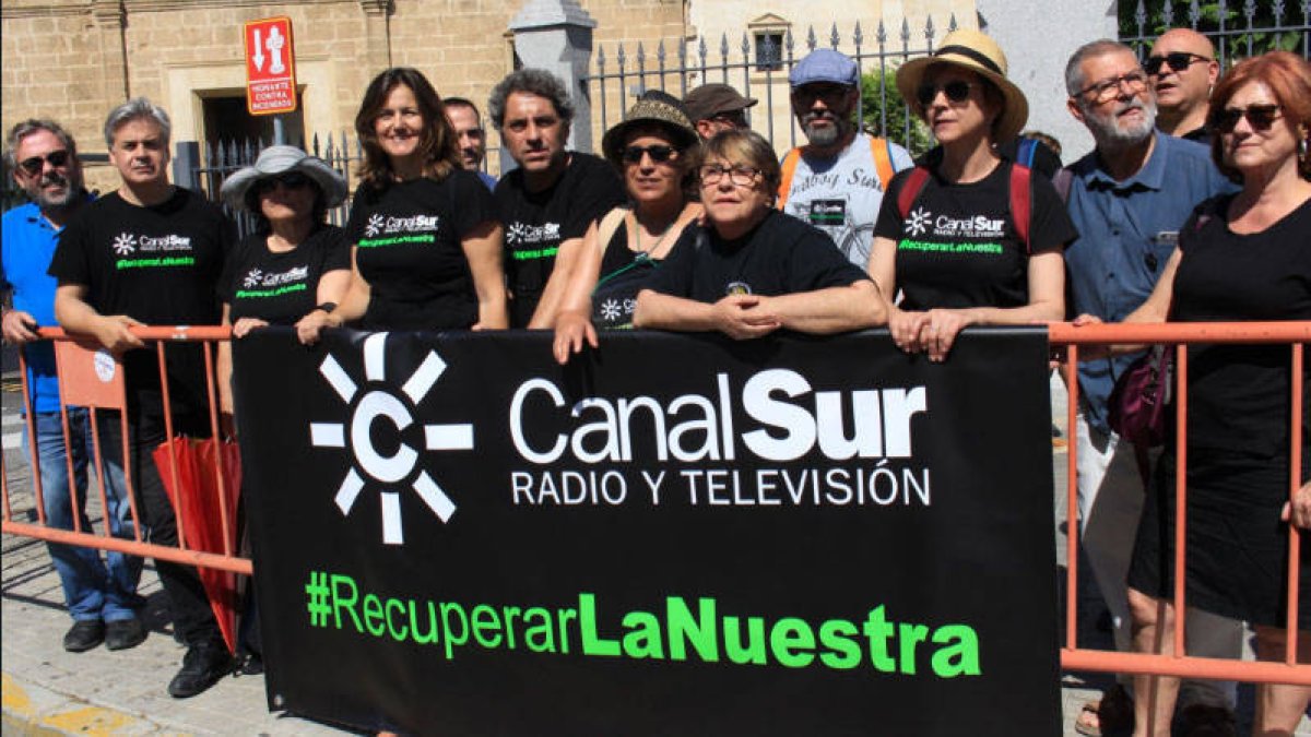 Los trabajadores de Canal Sur protestando este miércoles.