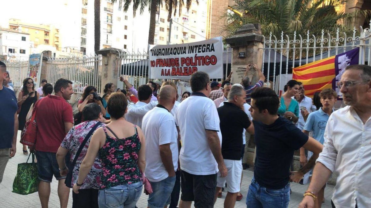 Fotografía del exterior de la plaza del periódico Última Hora.