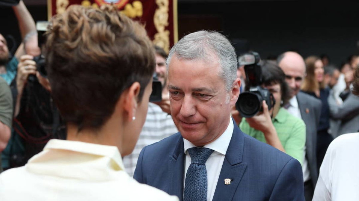 Chivite, de espaldas, con el presidente del País Vasco, Urkullu