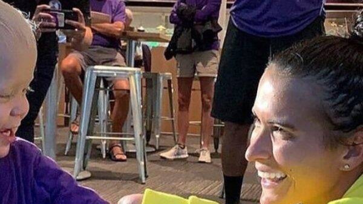 Carson Pickett y su pequeño fan, un ejemplo de superación