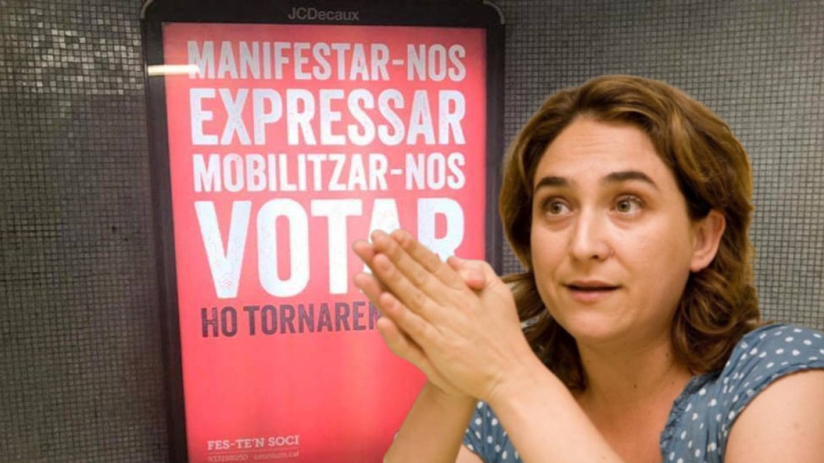 Detalle de los anuncios separatistas en los pasillos del Metro