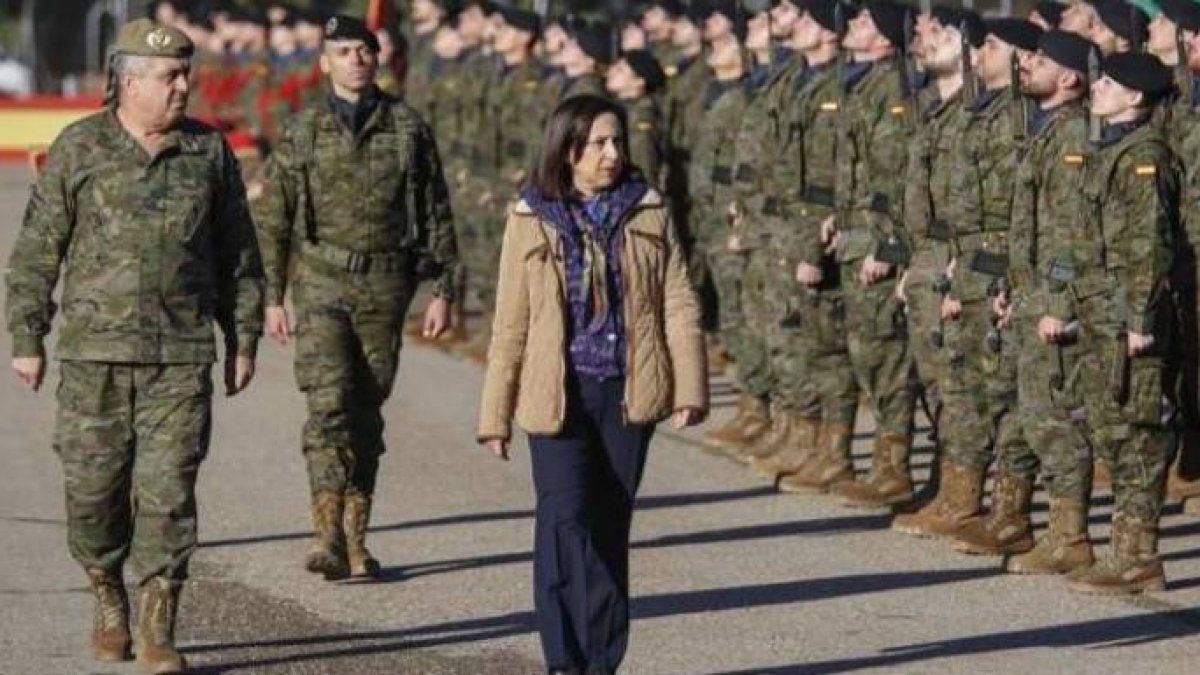 Margarita Robles pasando revista a un grupo de militares del Ejército.