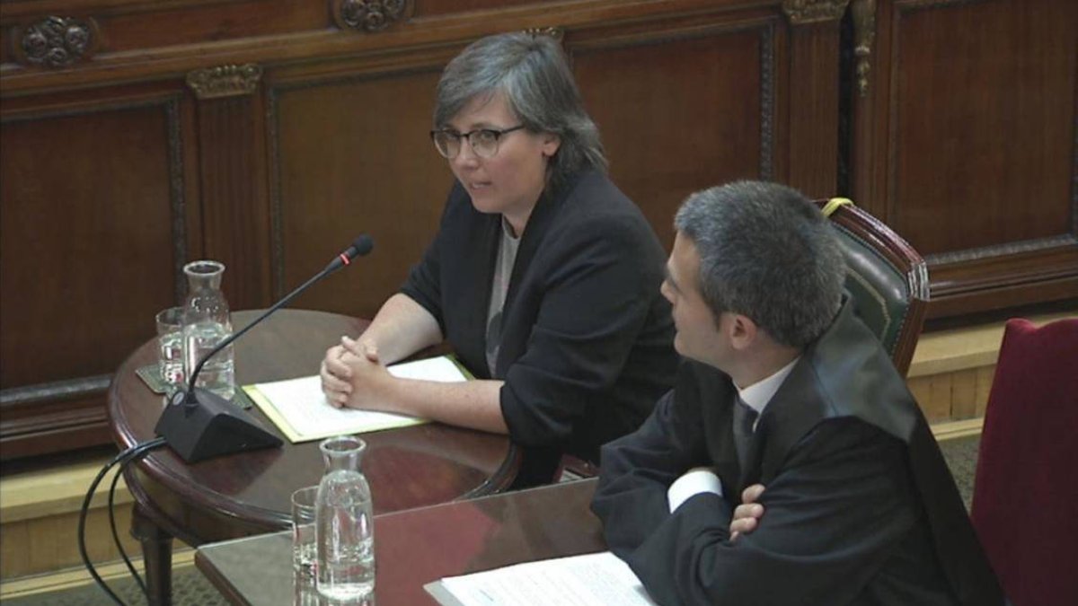 Mireia Boya durante su declaración en presencia de su abogado.