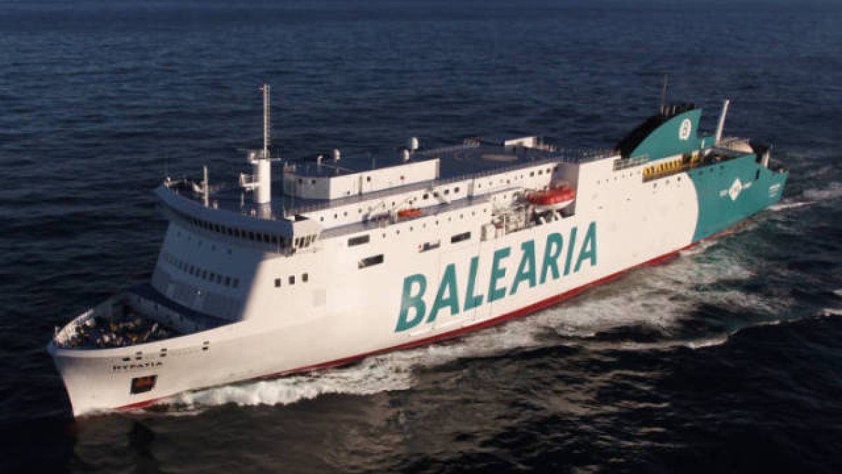 Evacuados los 393 viajeros de un ferry que encalló en Dènia