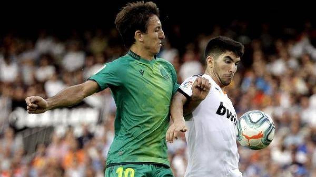Soler y Oyarzábal pugnan por el balón
