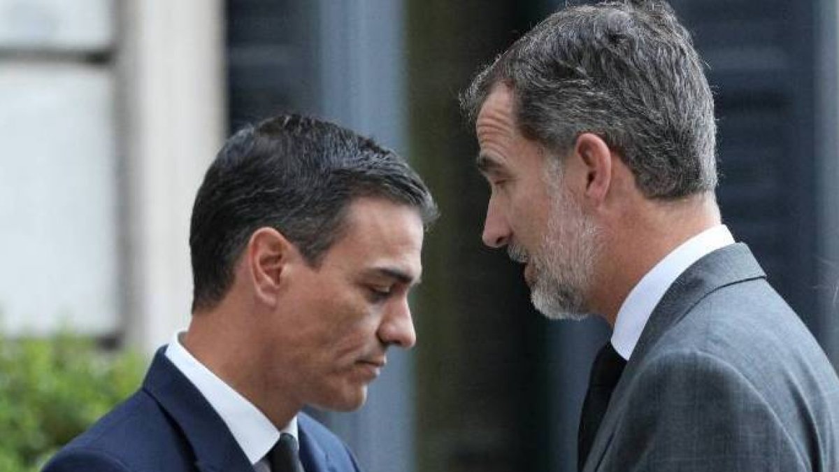 La nefasta gestión de Sánchez mete en un lío al Rey.