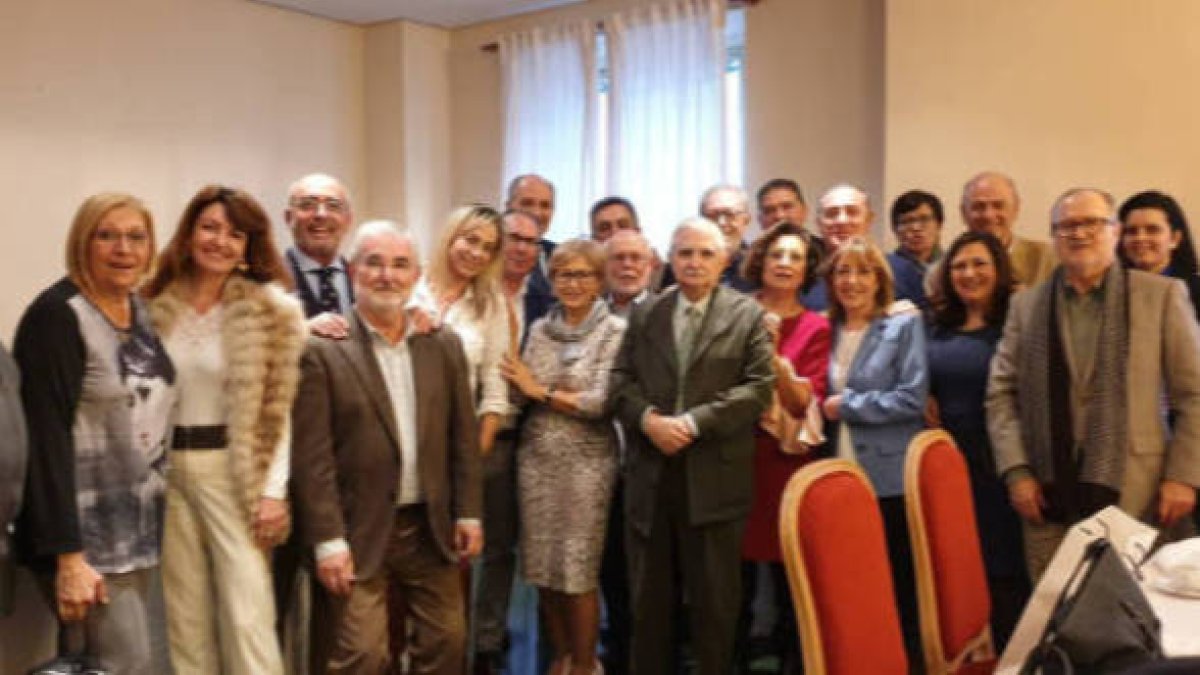 Camps reivindica su gestión ante una treintena de exdiputados y una sorpresa