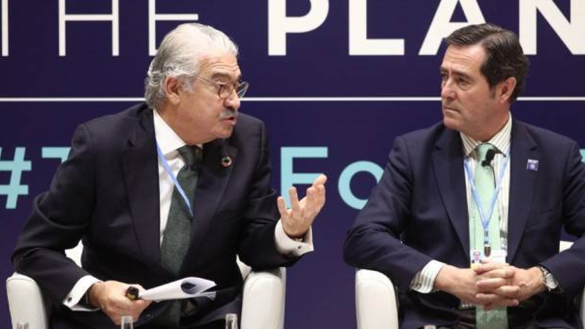 El presidente de la CEOE, Antonio Garamendi, junto al consejero delegado de Endesa, José Bogas