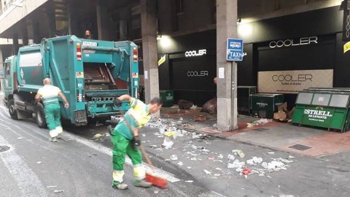 Las fiestas de Elche generan un 5% más de residuos que en 2018