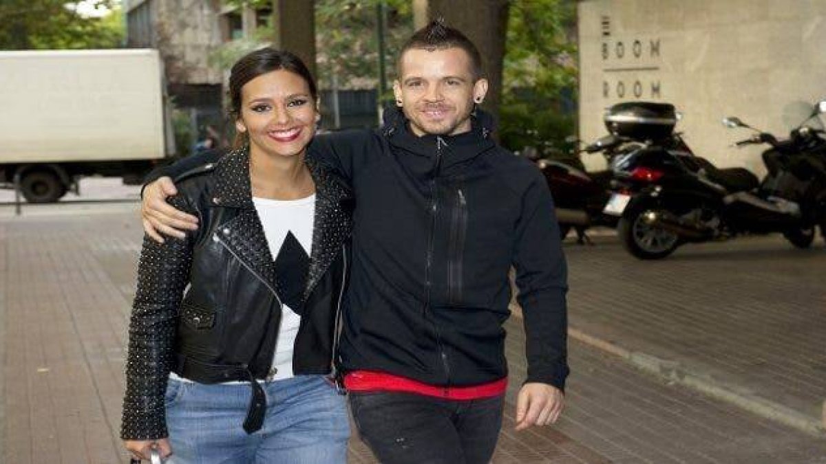 La presentadora que ha revolucionado Instagram con su marido tocándole los pechos