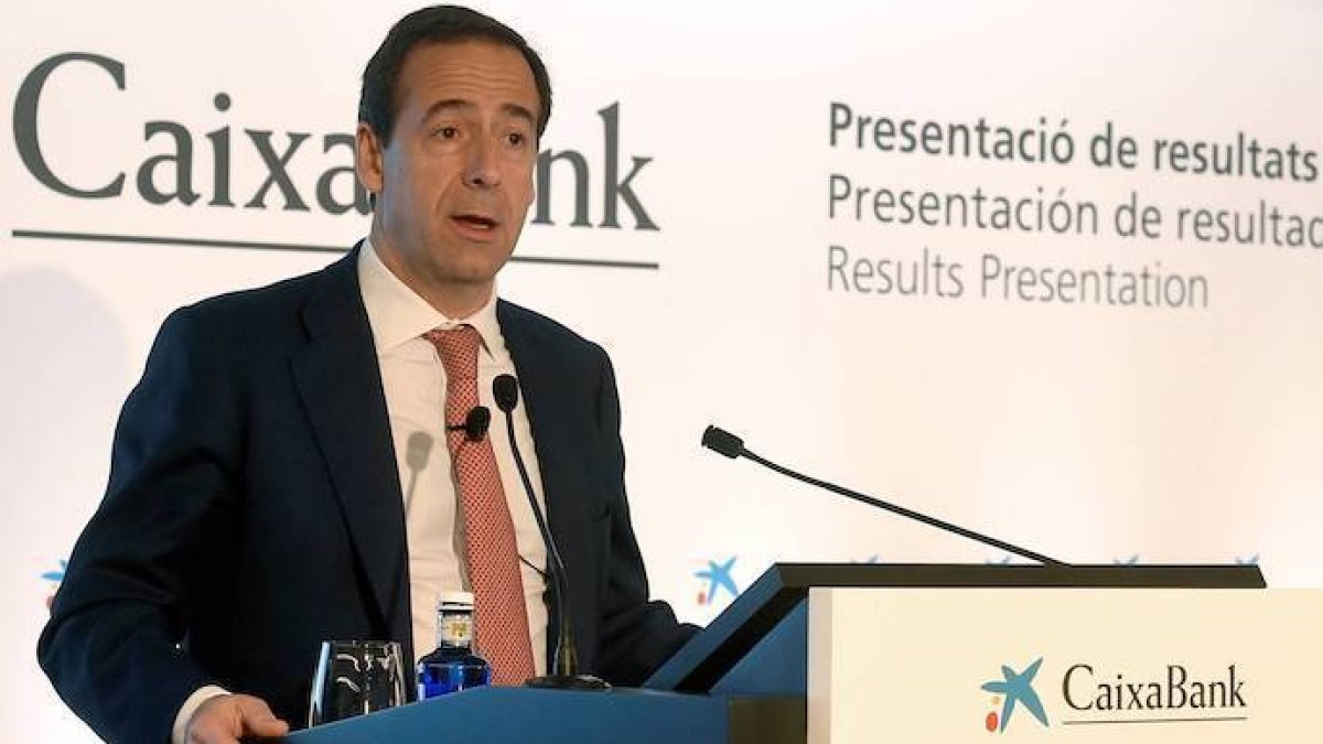 Caixabank reduce a la mitad su beneficio por el coste del ERE