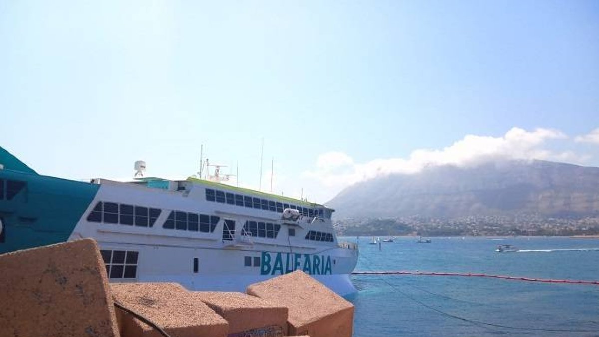 Baleària retira el gasoil para reflotar el buque encallado en el Puerto de Dénia