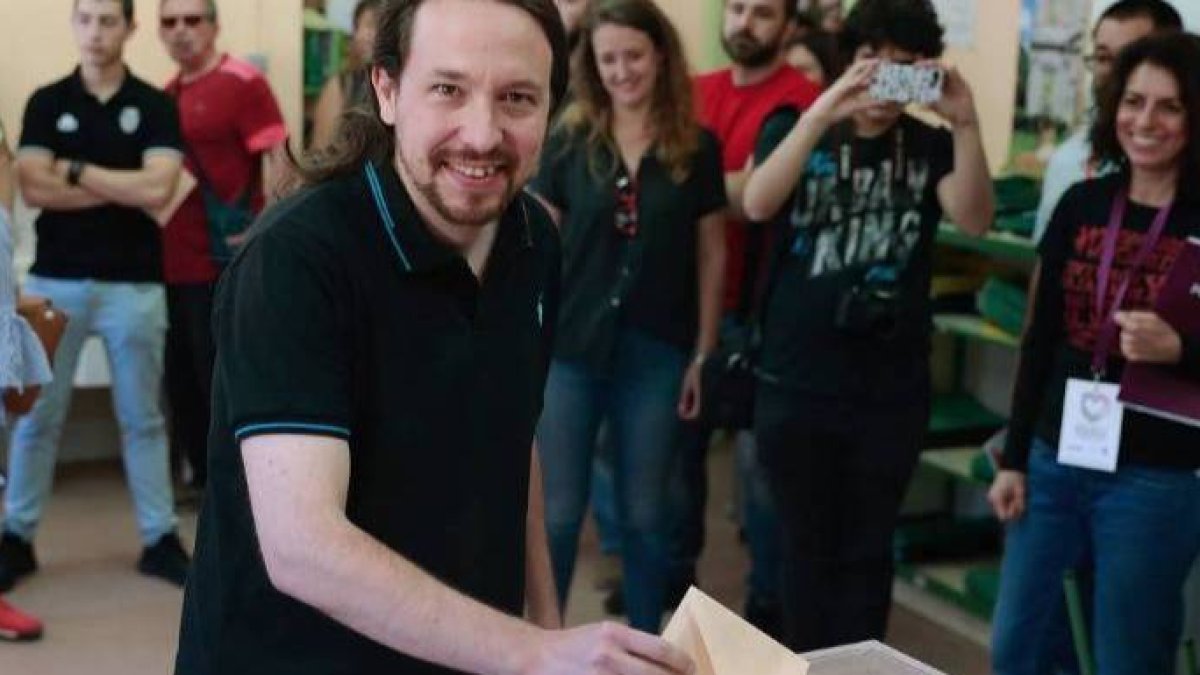 Iglesias sonreía al depositar su voto pero horas después...