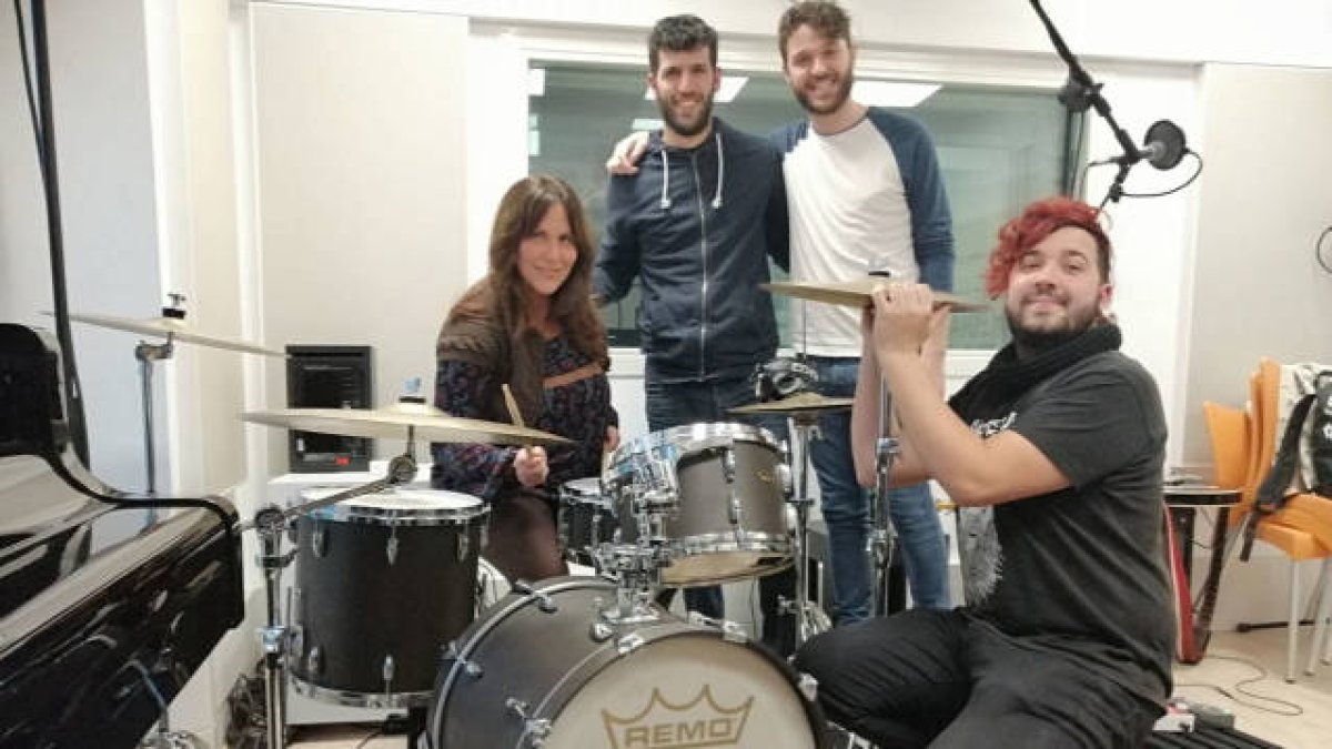 La periodista Amàlia Garrigós con el grupo Asqueiot en uno de sus últimos programas