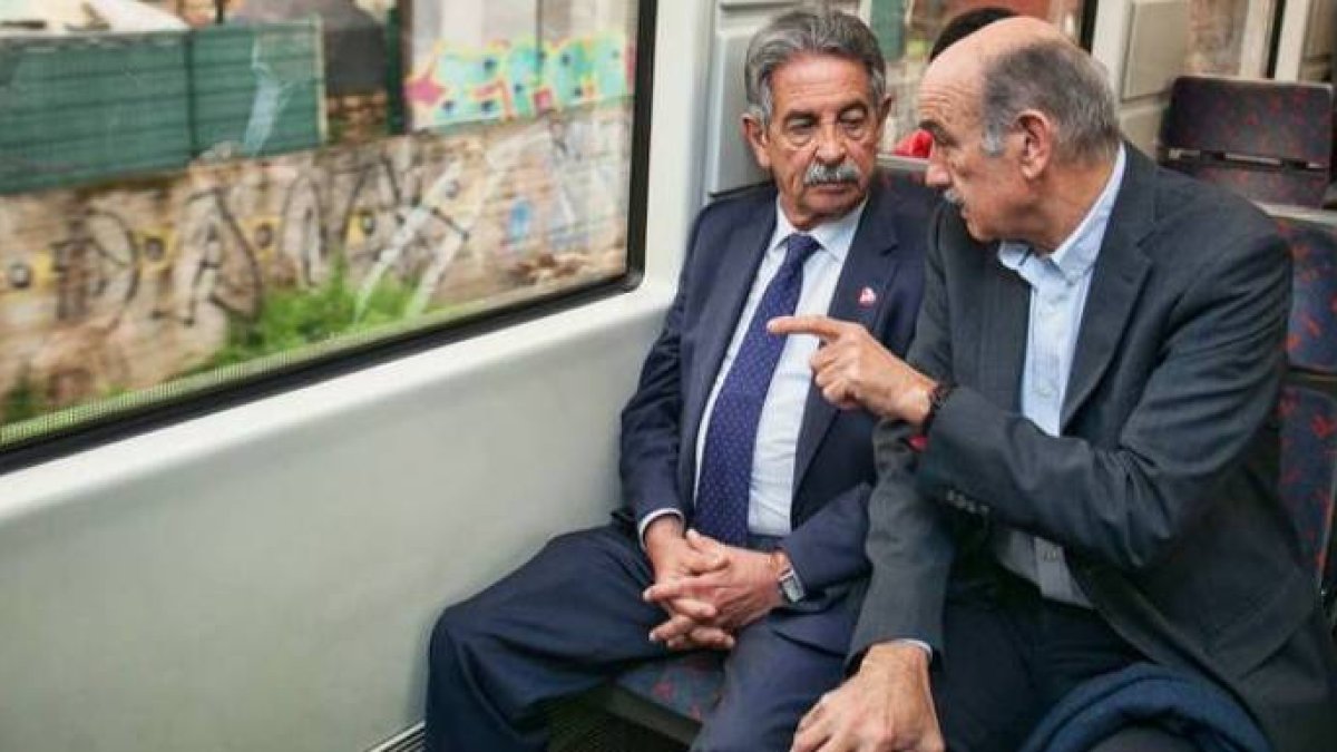 Revilla, junto a su diputado en el Congreso, José María Mazón.