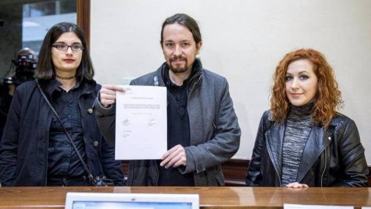 Pablo Iglesias en el Congreso, junto a la tuitera Casandra.