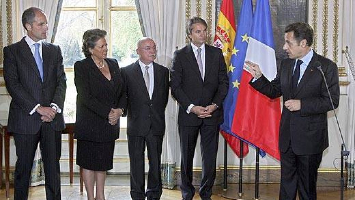 Francisco Camps, la fallecida Rita Barberá, Vicente Serrano, Manuel Broseta y Nicolás Sarkozy en el Palacio del Elíseo, en abril de 2008, cuando el entonces presidente francés recibió el 'Premio de Convivencia&