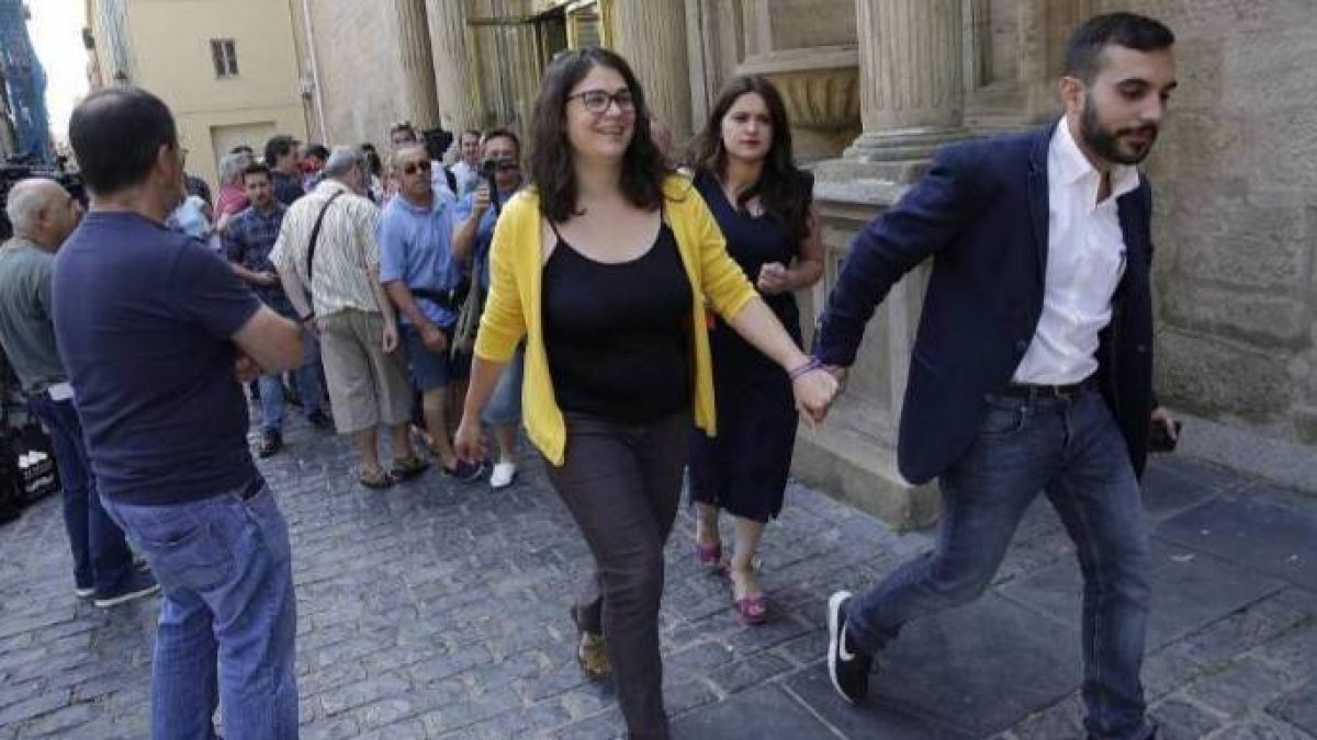 Mario Herrera custodiando a la única parlamentaria de Podemos en La Rioja, Raquel Romero.