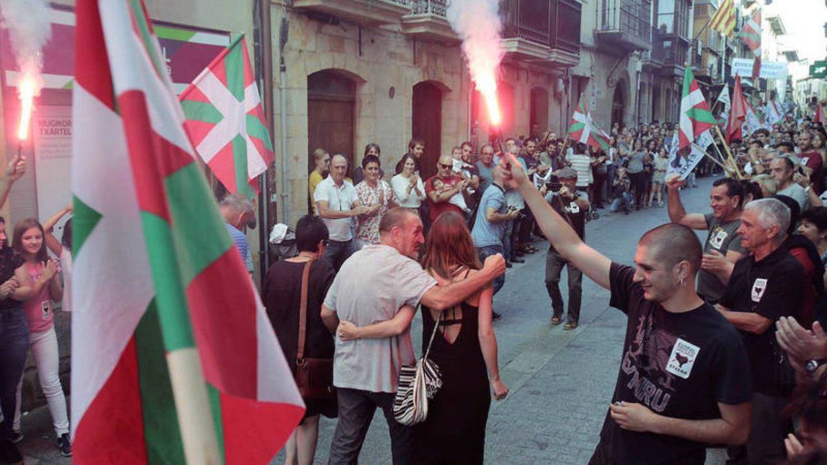 Ugarte recibido con ikurriñas y bengalas,en imágenes de RTVE