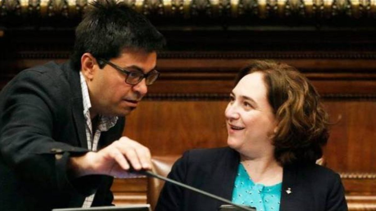 Ada Colau, junto a Gerardo Pisarello, en su etapa de teniente alcalde de Barcelona.