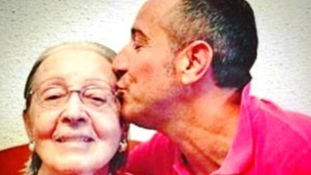 Sandoval, besando a doña Asunción