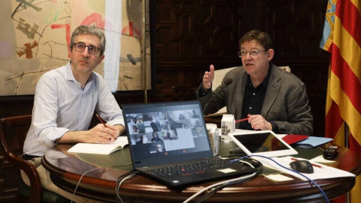 Puig hoy sábado con el conseller Arcadi España en una reunión de trabajo.