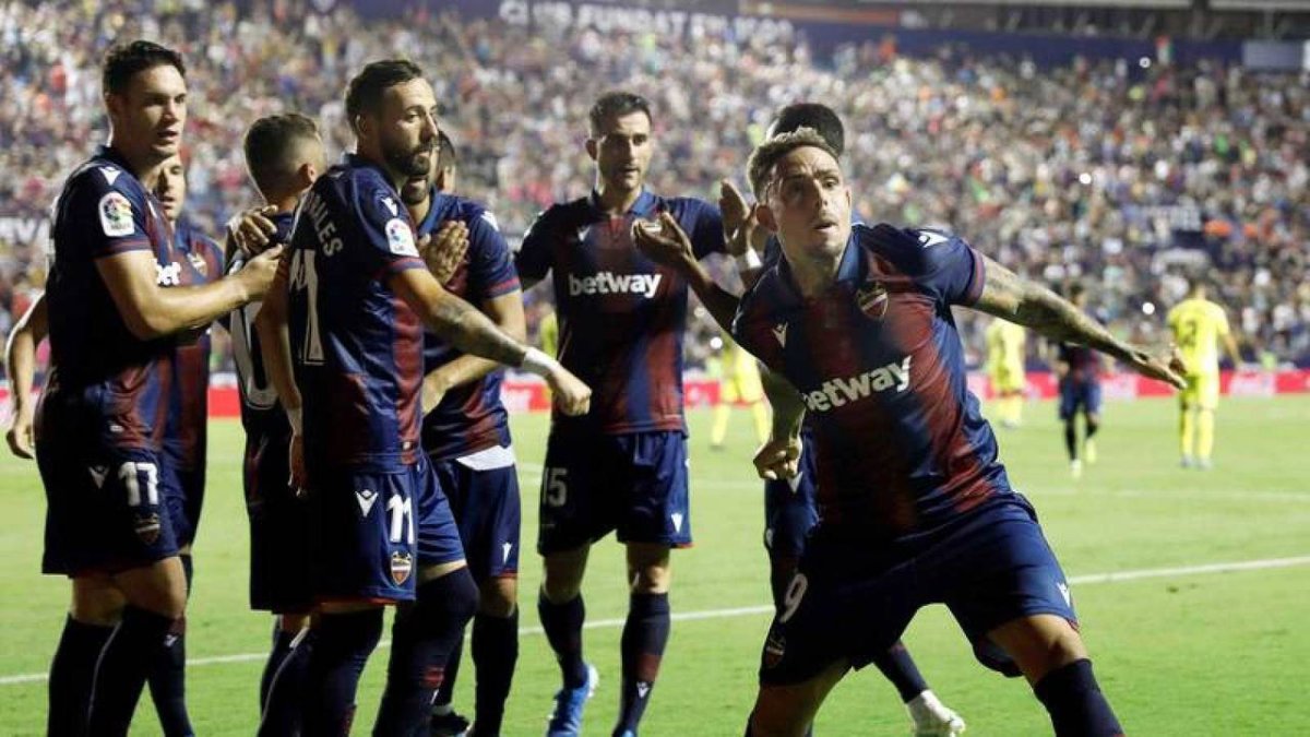 Roger festeja el primero de sus tantos