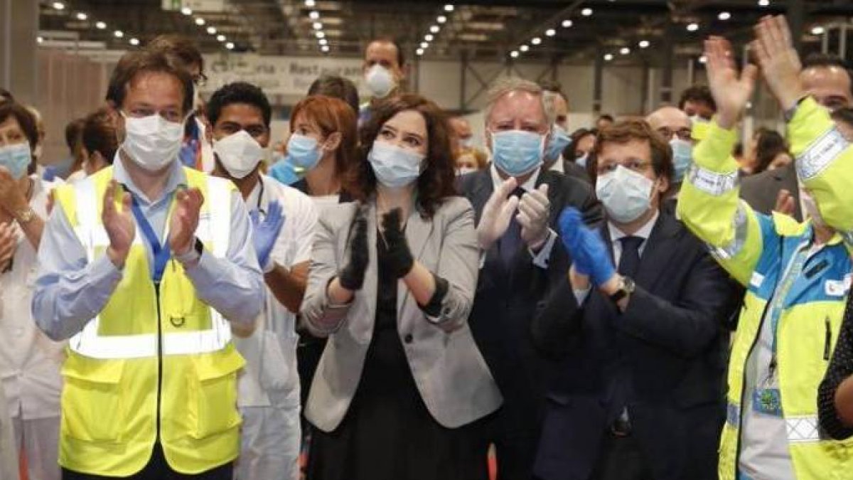 Sanitarios de Ifema, junto a Ayuso y Almeida, en el 