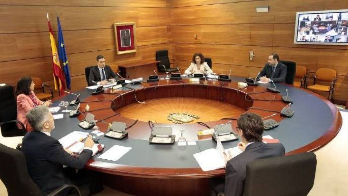 Sánchez, junto a Marlaska, Ábalos, Robles, Illa y Montero.