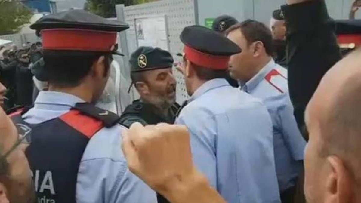 Un grupo de mossos rodea e increpa a un mando de la Guardia Civil el 1-O.