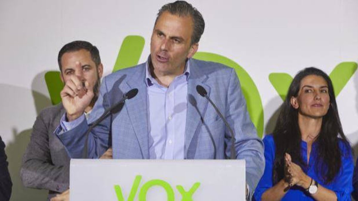 Ortega Smith, flanqueado por Abascal y Monasterio