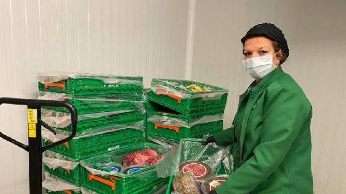 Mercadona refuerza la seguridad para los clientes y entrega gafas a su personal