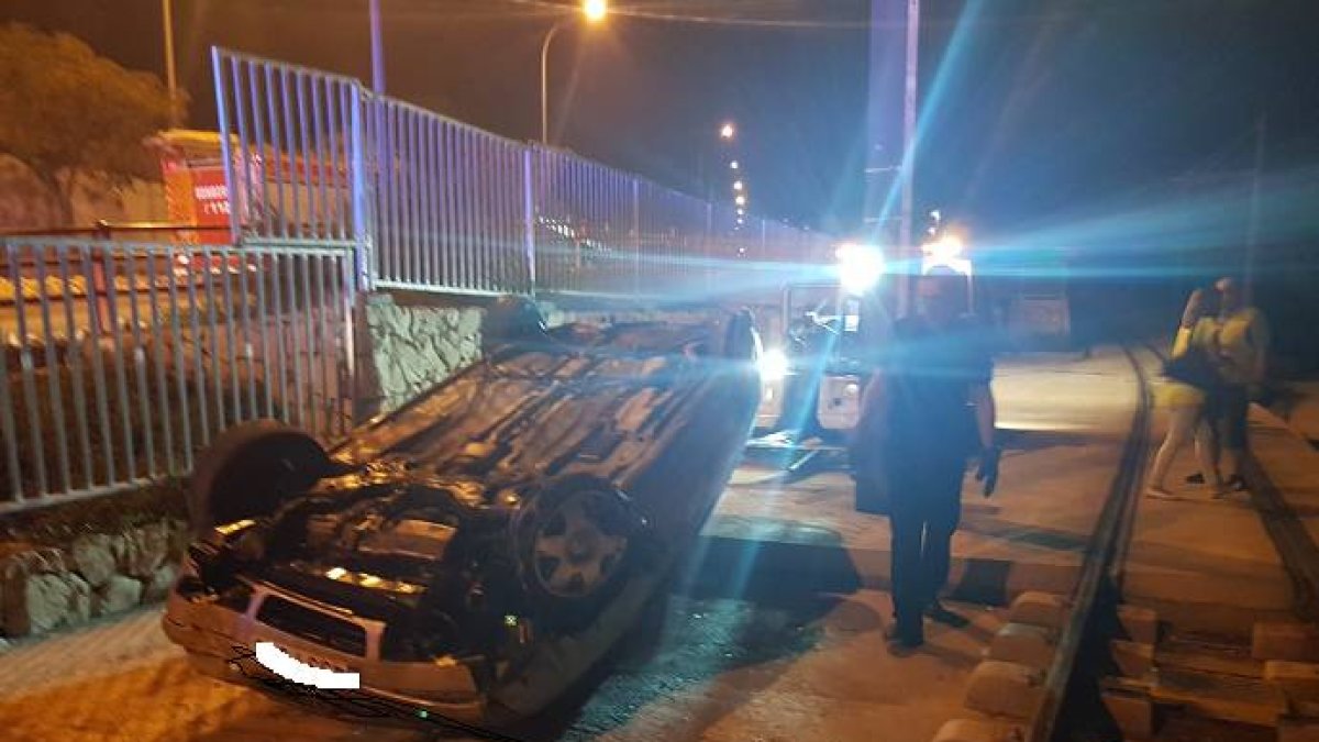 Detenido un conductor que en su huida acabó en las vías del TRAM en Alicante