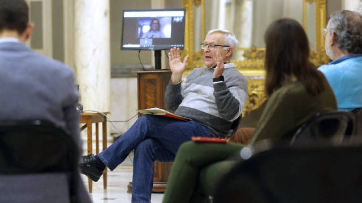 El alcalde de Valencia, Joan Ribó, durante una reciente reunión con concejales.