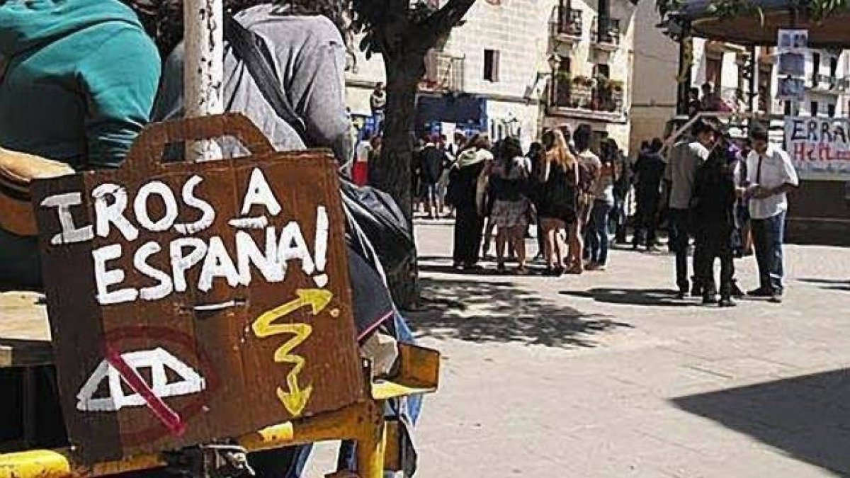 Vox sale en ayuda de la Guardia Civil y denuncia la