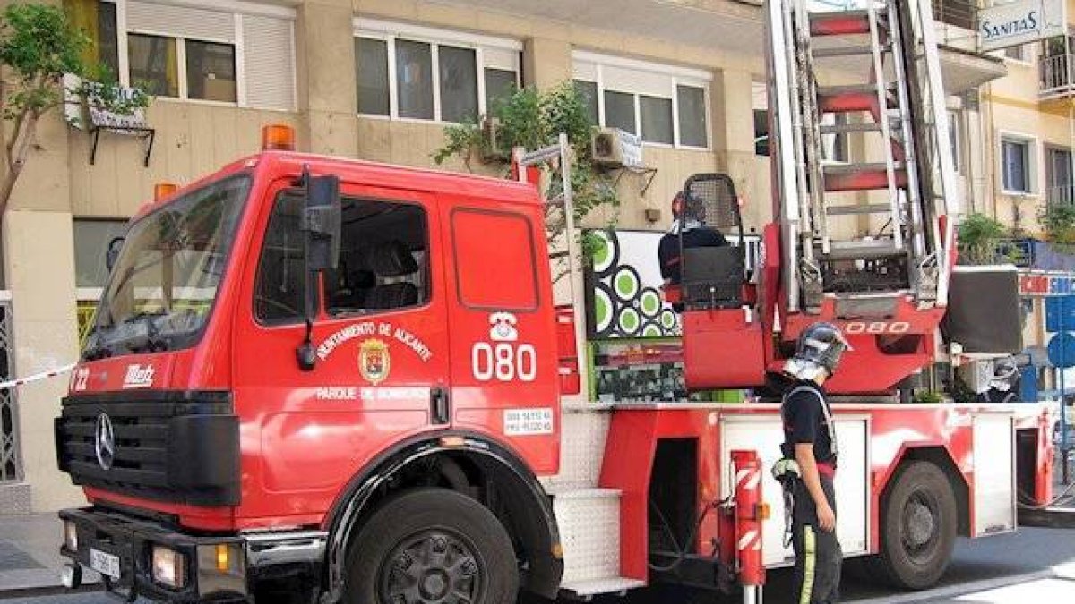 Los bomberos de Alicante sufren carencia de medios y piden soluciones