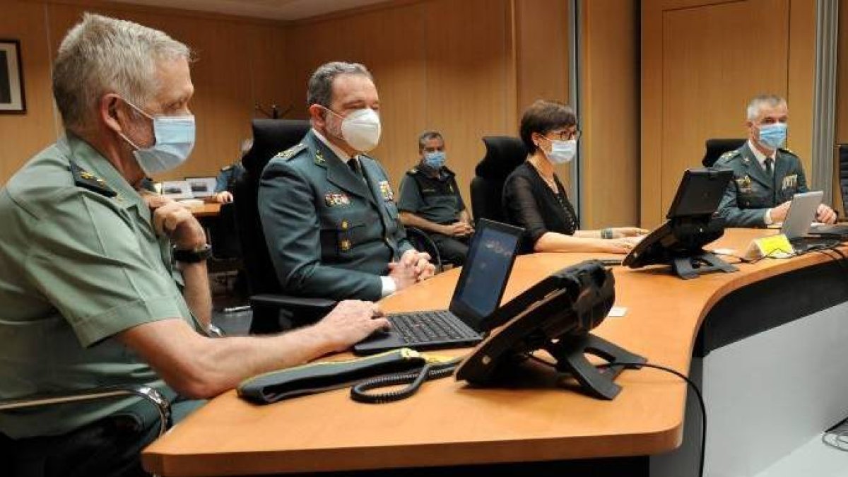 La directora general de la Guardia Civil, María Gámez, este lunes en su videoconferencia con sus mandos.