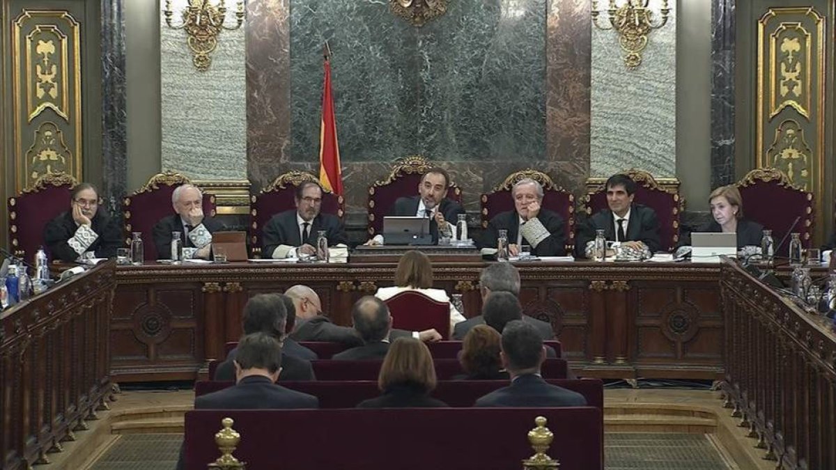 Marchena y el resto del tribunal del procés ante los acusados.