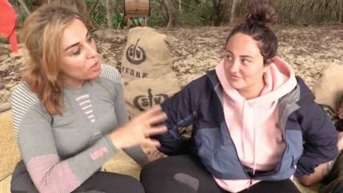 Ana María Aldón y Rocío Flores en la isla de 