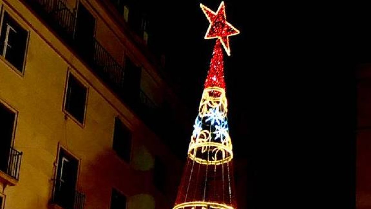 La empresa que colocó las luces de Navidad en Alicante cobrará la mitad