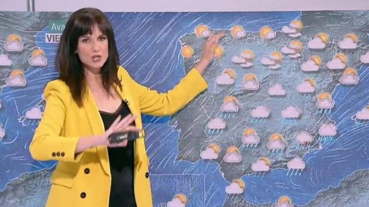 Mónica López presentando El Tiempo en TVE