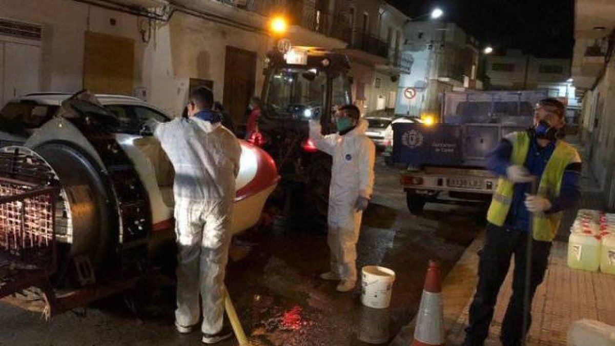 Agricultores y ganaderos desinfectando las calles